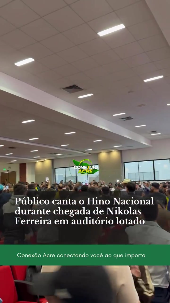 Público canta o Hino Nacional durante chegada de Nikolas Ferreira em auditório lotado