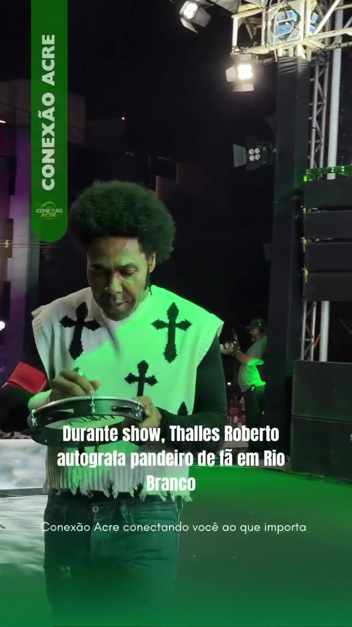 Durante show, Thalles Roberto autografa pandeiro de fã em Rio Branco