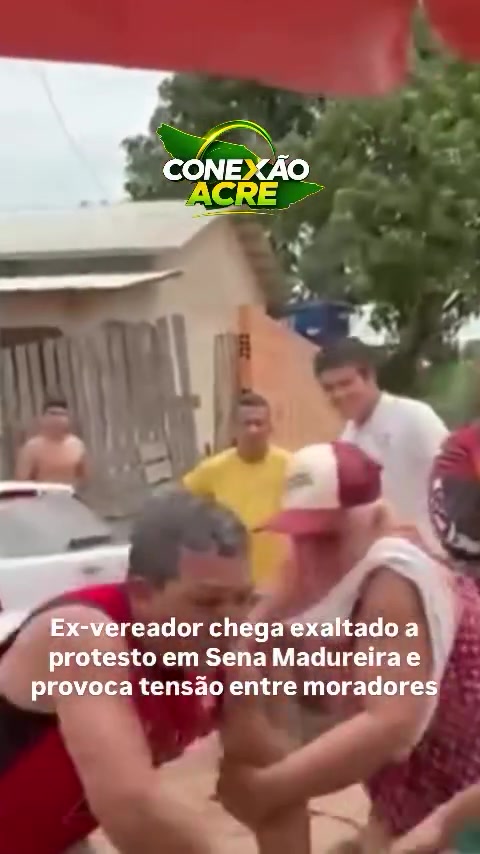 Ex-vereador chega exaltado a protesto em Sena Madureira e provoca tensão entre moradores