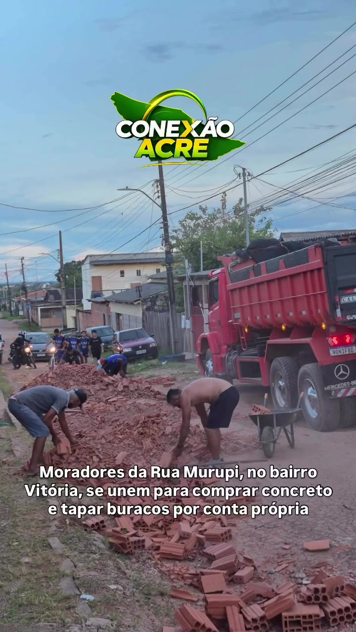 Moradores da Rua Murupi, no bairro Vitória, se unem para comprar concreto e tapar buracos por conta própria