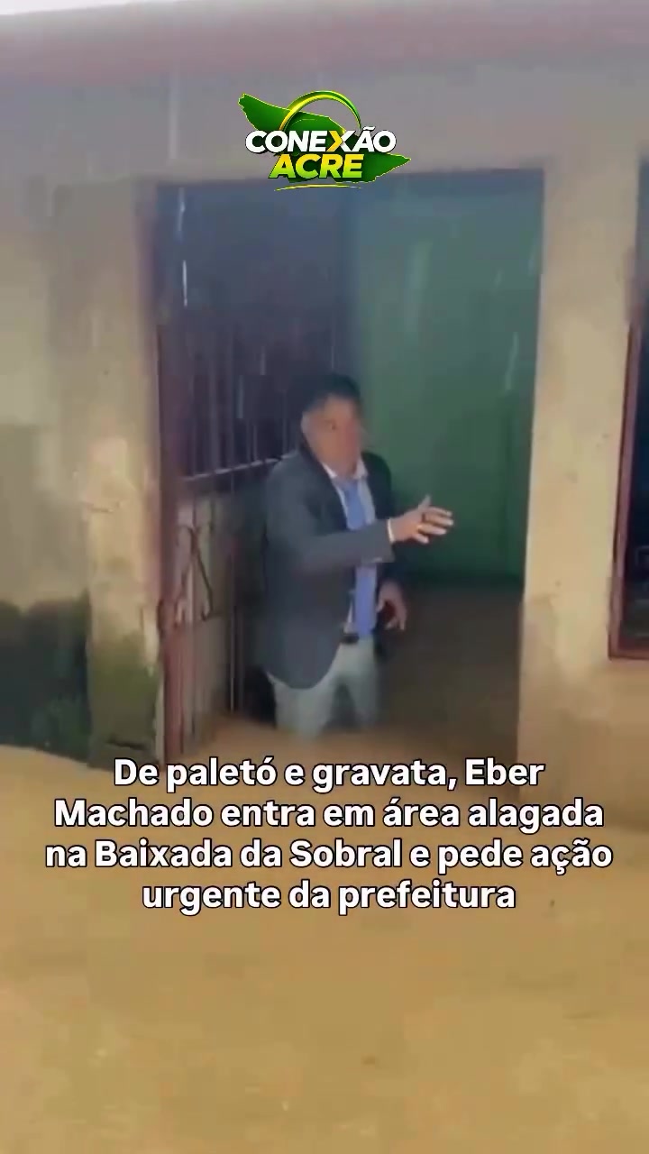 De paletó e gravata, Eber Machado entra em área alagada na Baixada da Sobral e pede ação urgente da prefeitura