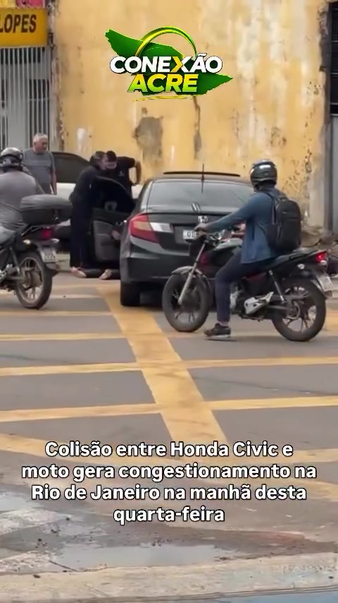 Colisão entre Honda Civic e moto gera congestionamento em via de Rio Branco na manhã desta quarta-feira